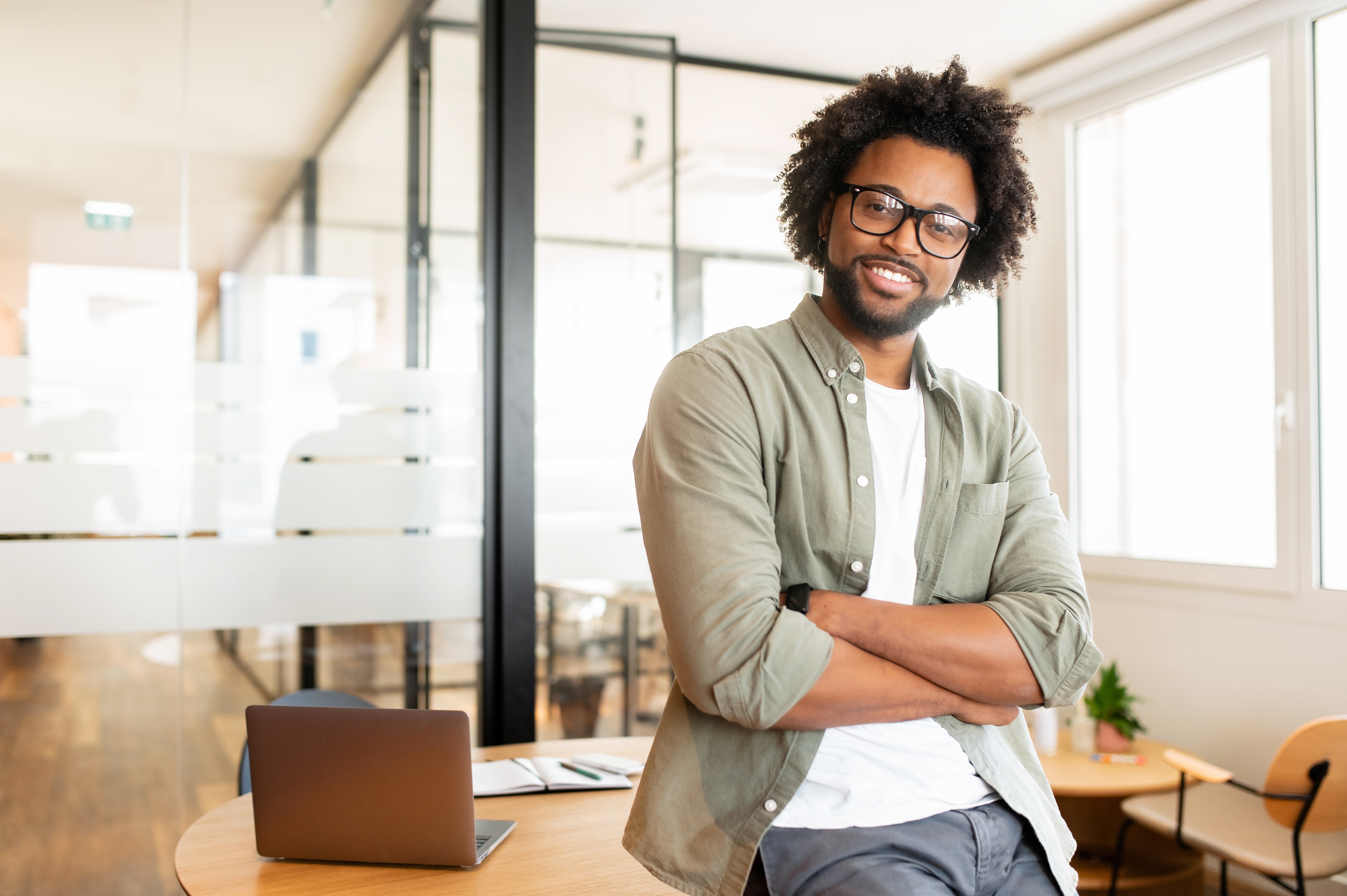 Homme à lunettes : comment se coiffer ?