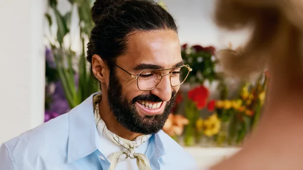 Transparence, écaille ou color block ? Les couleurs de lunettes qui font la tendance en 2025